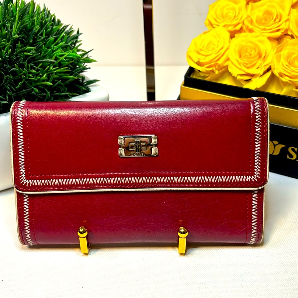 GUC Vintage Red Chanel Reissued Wallet
